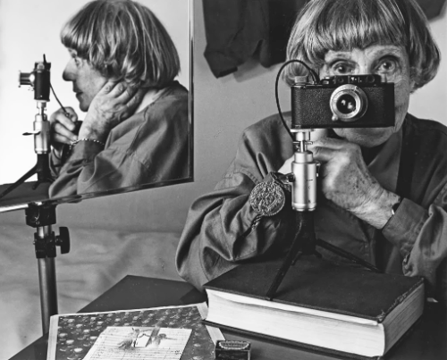 Ильзе Бинг, 1986 год. (1899–1998) — немецкий фотограф, одна из ведущих европейских фотографов межвоенного периода. Её называли «королевой Leica» за мастерство работы с этой камерой и новаторский подход к фотографии.