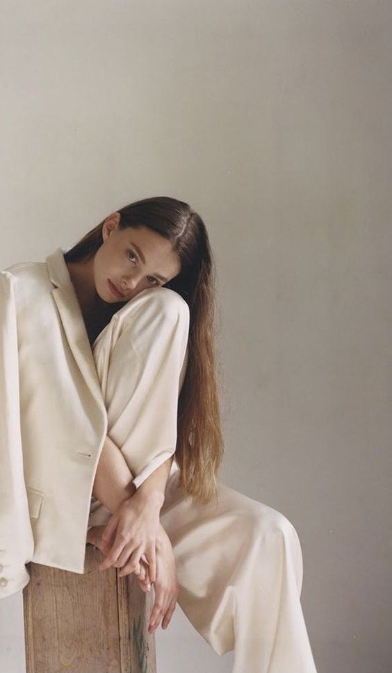 Портрет в стиле минимализм на белом фоне в Москве, естественная красота