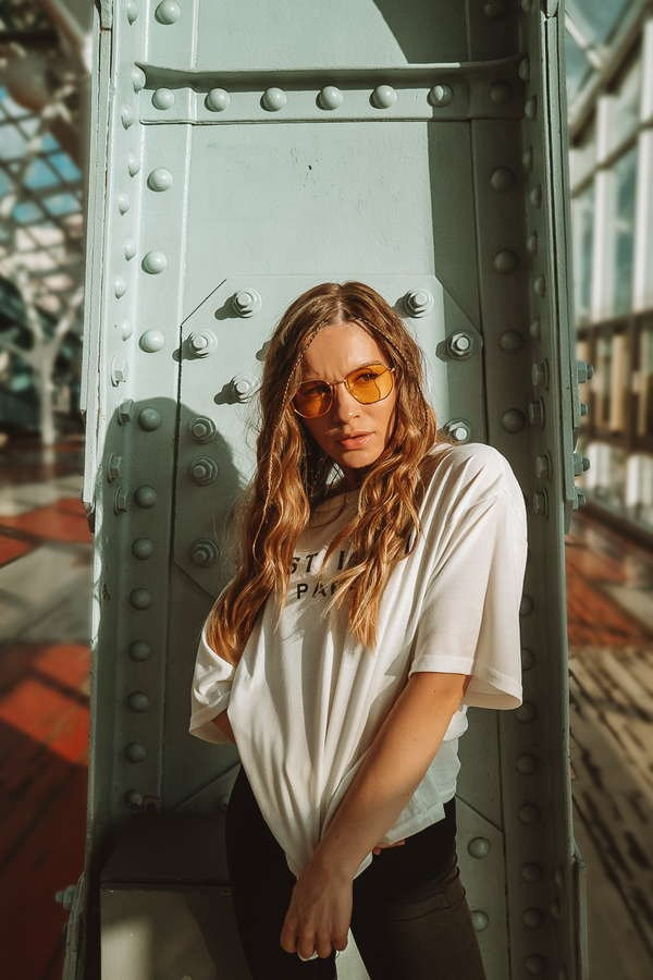 Локация для съёмки на набережной — каменные парапеты и фонари вдоль воды