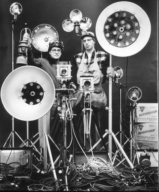 Огле Уинстон Линк (1914-2001) фотограф, пионер ночной фотографии, известный своими работами с железной дорогой. Разработал уникальные методы ночной фотографии с синхронизированной вспышкой, позволявшие снимать динамичные сцены с высокой детализацией. На фото он и его ассистент Джордж Том.