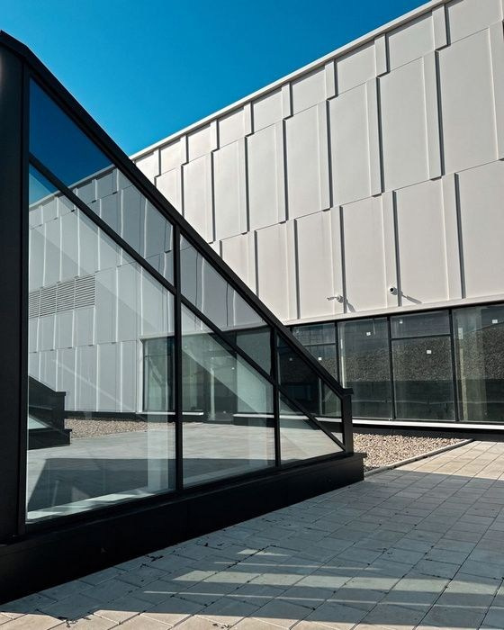 Фотосессия в БЦ Москвы — минималистичный интерьер и свет