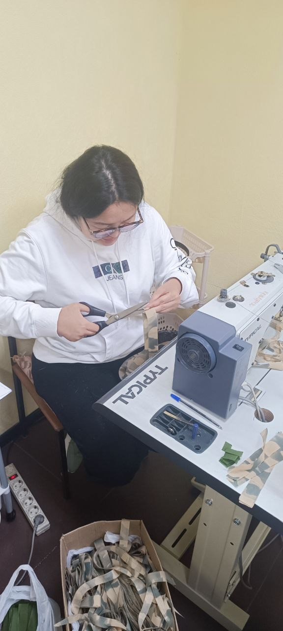 Волонтёры Женсовета Южный Домодедово плетут маскировочные сети для бойцов СВО.