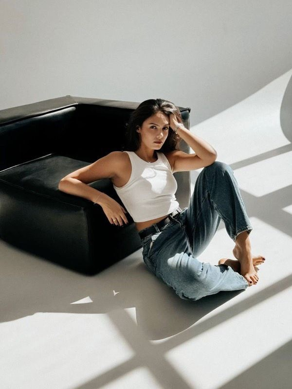 Lifestyle фотосессия в стиле минимализм в Москве: девушка в джинсах и базовом топе