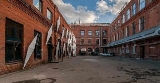 Локация для фотосессии на улице — старинный двор Москвы