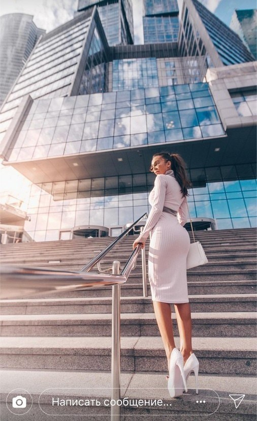 Локация у дома для фотосъемки — двор с красивым фасадом