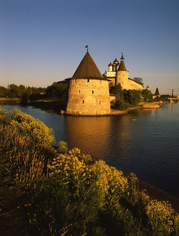 Стены и башни Псковского кремля