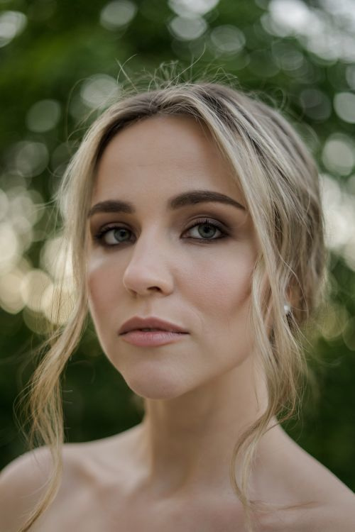 выразительный яркий макияж глаз для невесты с лаконичной прической 