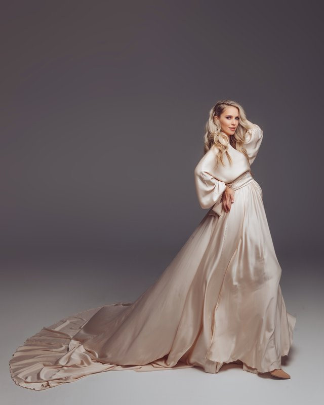 №25 Размер 42-48. Натуральный шёлк. Шлейф 2 метра. 2000 руб