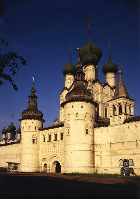 Надвратная церковь Воскресения с двумя крепостными башнями. 1670г. Ростов, кремль