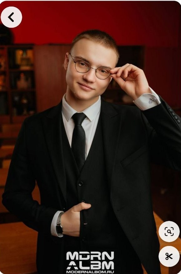 Примеры позировок для школьного альбома в старших классах. Фотограф в Шелехове, лучшие выпускные альбомы в Шелехове