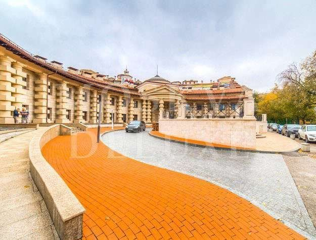 Современный БЦ для фотосессии — панорамный вид из окна