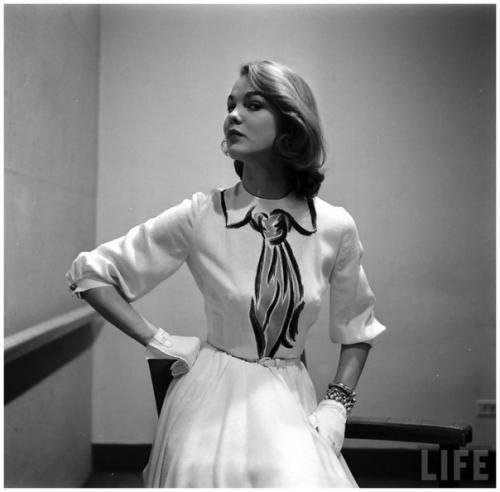 Белое платье и нарисованный галстук бренда Hermes