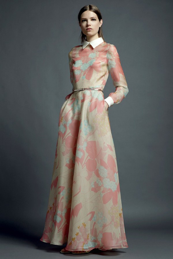 Фотосессия девушки в розовом длинном ретро платье. Фэшн стилист на фотосессию