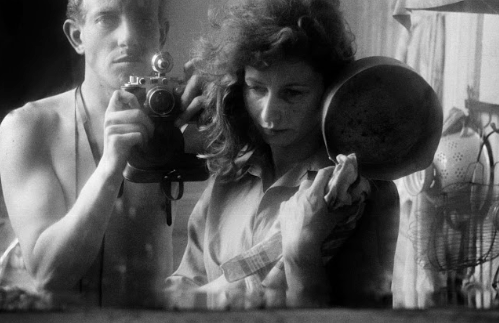 Эд ван дер Элскен и Ата Кандо, Париж, 1953 год. Элскен (1925-1990) оставил богатое наследие, объединяющее фотографию, текст и кино. Его работы ценятся за искренность, эмоциональность и способность запечатлеть дух времени. Стал одним из ключевых представителей гуманистической документальной фотографии; показал, как личные истории могут быть рассказаны через визуальные образы; повлиял на развитие жанра фотокниг как самостоятельного художественного формата.