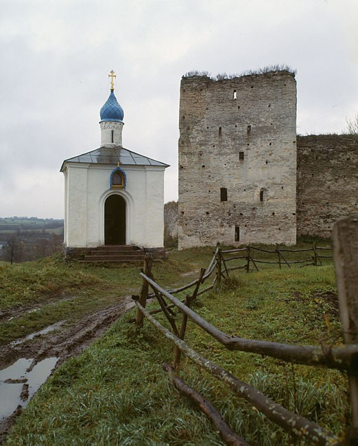 Угол Изборской крепости с часовней