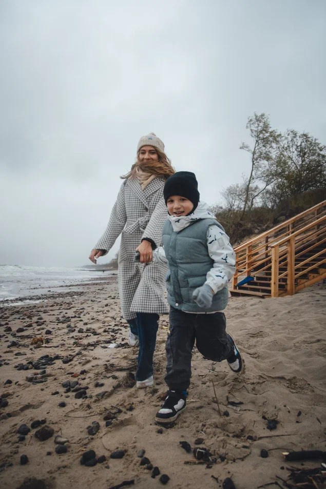 Семья в Зеленоградске / Шторм. Фотограф Калининград Илья Миллер