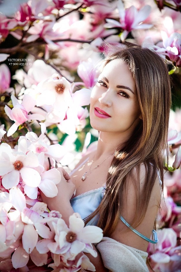 Фотосессия в магнолиях, в парке Южные культуры города Сочи, весной, магнолия суланжа, портрет, тюльпановое дерево