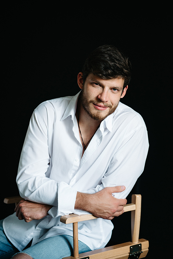 Студийный портрет. парень в белой рубашке. Смоленск