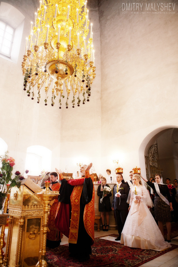 Венчание и крещение. Фотография в церкви, фото в храме. Таинство. Свадебная фотосессия. Свадьба. Свадебный фотограф Дмитрий Малышев. Невеста, жених. Церковь, храм. Москва, Сергиев Посад, Мытищи, Королев, Пушкино, Дмитров, Орехово-Зуево, Александров, Хотьково.