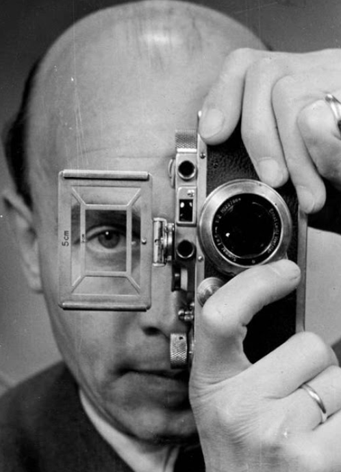Умбо (Отто Максимилиан Умбер), (1902–1980) —сочетал авангардные подходы с экспериментами и художественным видением. Эксперименты с техникой: использовал многократную экспозицию, необычные ракурсы, фотомонтаж, коллаж и даже рентгеновскую плёнку. Новаторство в портретах: его портреты сочетали черты классического портрета и широкоформатного кино. Сюрреалистические мотивы: дистанцировался от движения «новой вещности», тяготел к сюрреализму. Круговой «рыбий глаз»: один из первых, кто творчески применил объектив типа «фишай» для художественных целей.