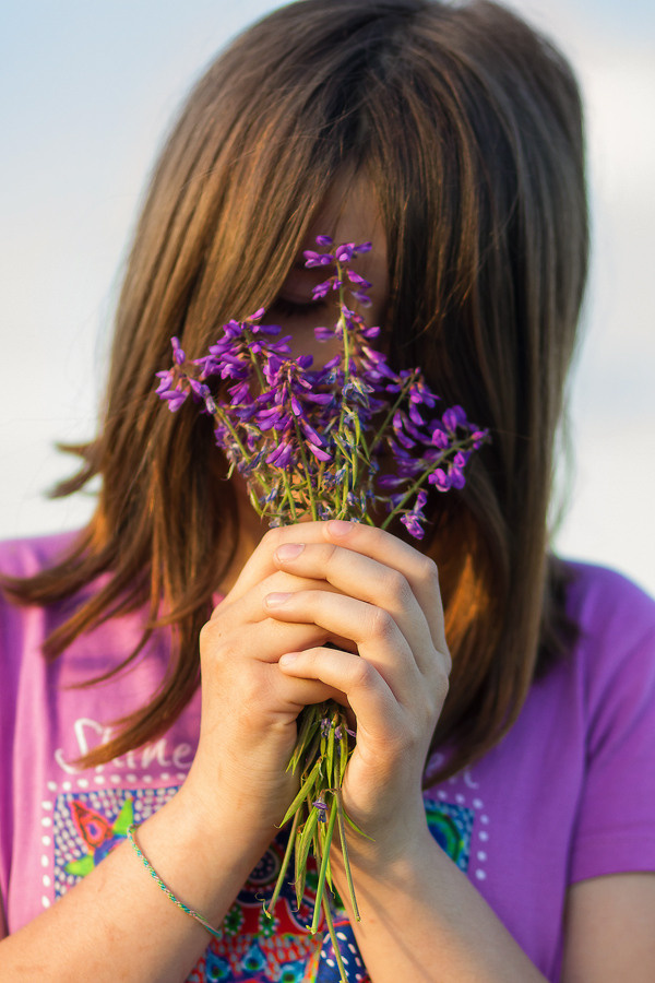 Портретная фотосессия для девочки летом в поле. Семейный и школьный фотограф в Москве Анна Ткач