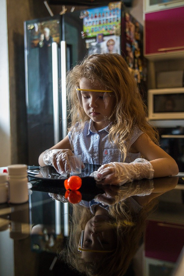 Веселая домашняя фотосессия для мамы и дочери пяти лет. Семейный и школьный фотограф в Москве Анна Ткач