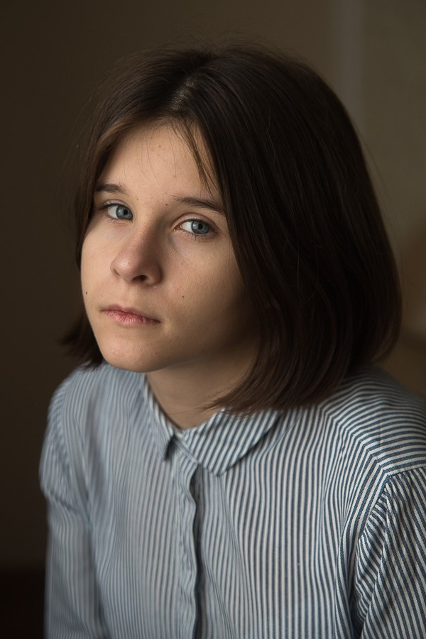 Простые портреты с естественным светом в интерьере. Семейный и школьный фотограф в Москве Анна Ткач