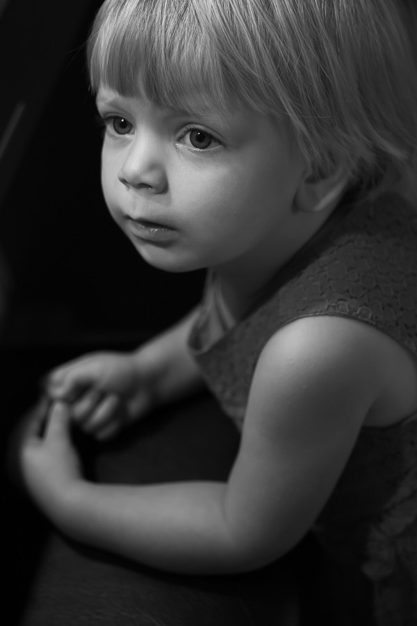 Домашняя портретная фотосессия для девочки трех лет. Семейный и школьный фотограф в Москве Анна Ткач