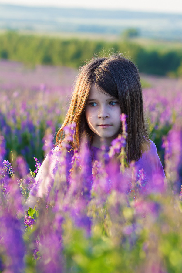 Портретная фотосессия для девочки летом в поле. Семейный и школьный фотограф в Москве Анна Ткач