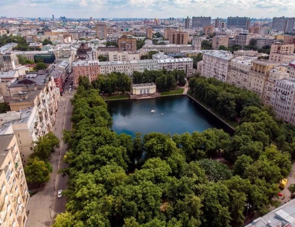 Патриаршие пруды Москва. Фотограф для маркетплейсов Михаил Бове