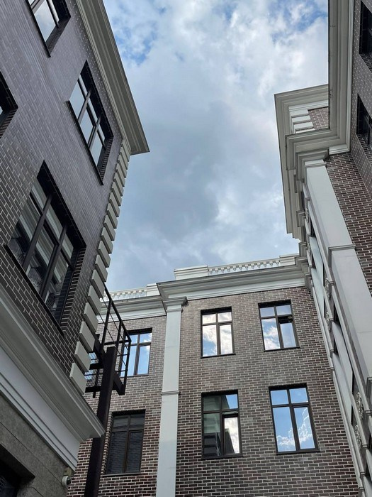 Фотосъёмка на паркинге Москвы — стильные кадры среди автомобилей и разметки