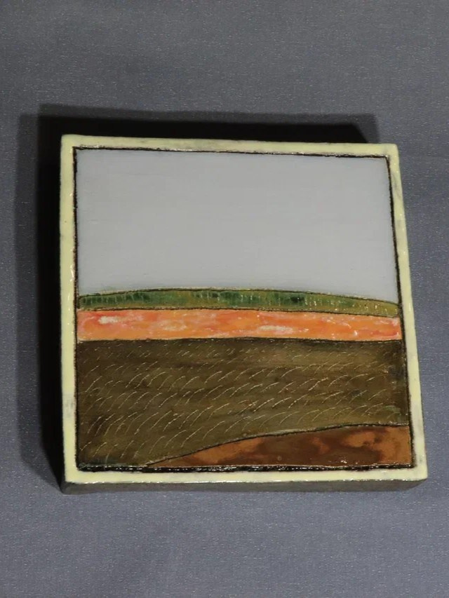 "Осенний репортаж 1". 2025 Шамот, ангобы, глазури. 20*20*3 см