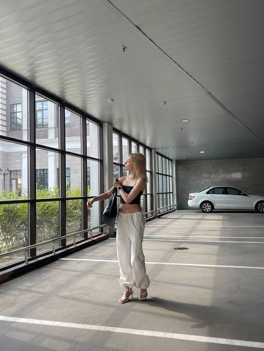 Фотосессия на парковке в Москве — городская съёмка с неоновыми огнями и бетонными текстурами