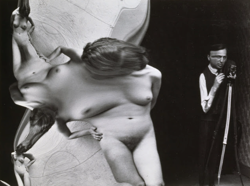 Андре Кертес (1894–1985) — венгерско-французский фотограф, чьи работы оказали значительное влияние на развитие фотоискусства. Его серия «Искажения» (Distortions), созданная в 1933 году, стала ярким примером новаторского подхода к использованию искажений перспективы и отражений для создания сюрреалистических композиций. В этой серии фотограф экспериментировал с формой человеческого тела, используя искажающие зеркала и нестандартные техники съёмки.