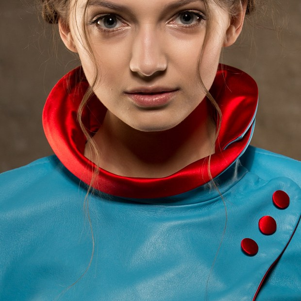 портрет девушки в голубом кожаном костюме от anna platie