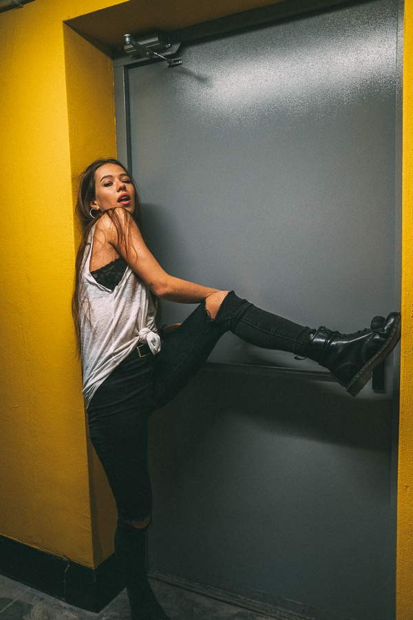 Фотосъёмка на паркинге Москвы — стильные кадры среди автомобилей и разметки