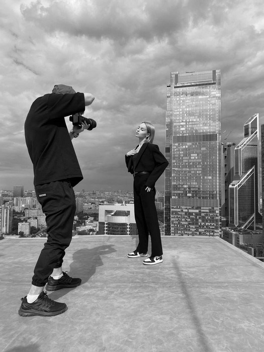 Фотосессия на крыше — силуэт модели на фоне вечернего города