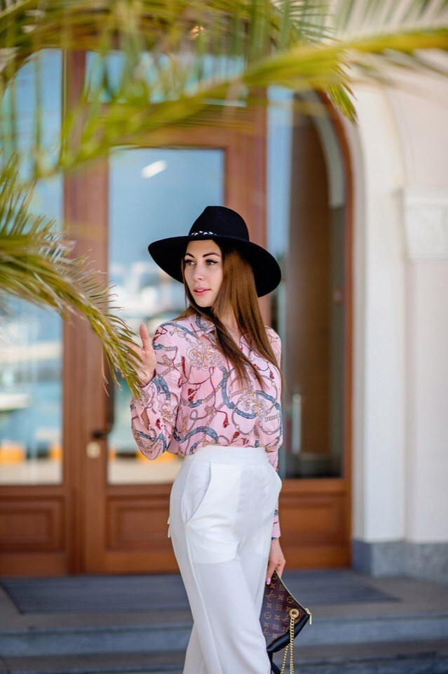 Женский портрет на природе в Сочи. Профессиональный фотограф в Сочи Виктория Джой. Обучение