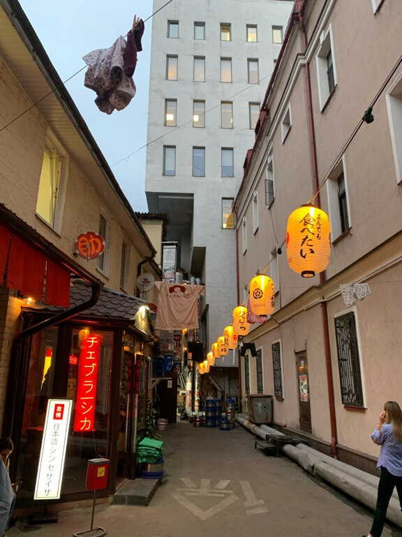 Фотосъемка в уютном кафе — мягкий свет и текстуры