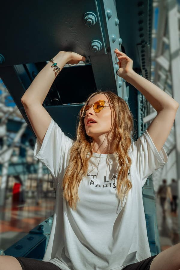 Урбанистическая фотосъёмка на набережных Москвы — река, мосты и городская линия горизонта