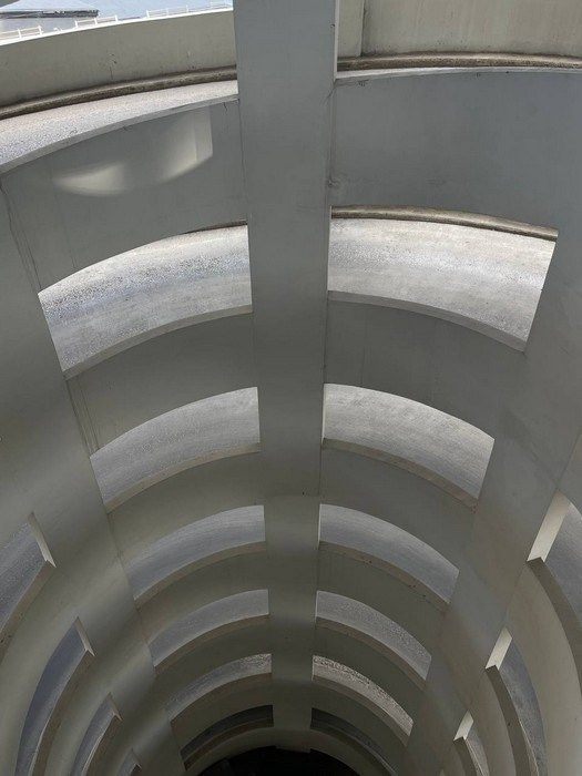 Портретная съёмка на парковке — стильные фото на фоне бетонных колонн