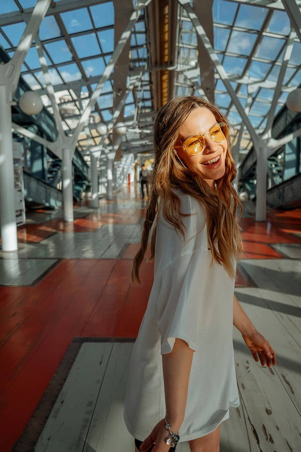 Фотосессия на мосту с видом на закат — золотой свет и силуэты московских зданий