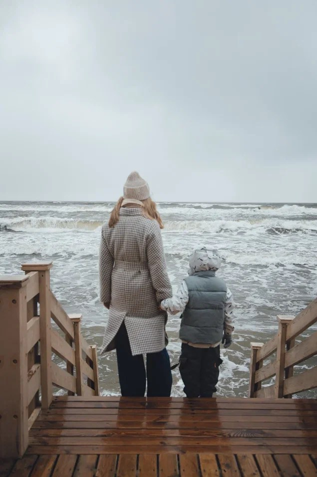 Семья в Зеленоградске / Шторм. Фотограф Калининград Илья Миллер