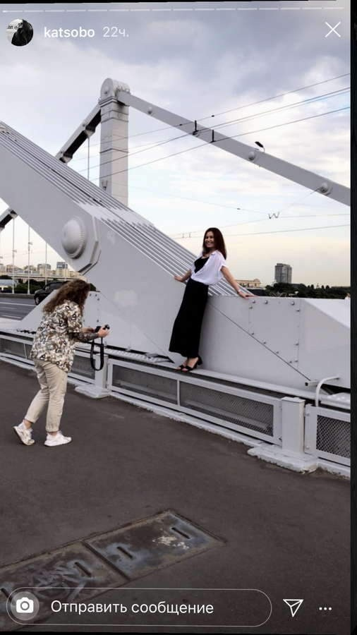 Фотосессия на пешеходном мосту — воздушные портреты над Москвой-рекой