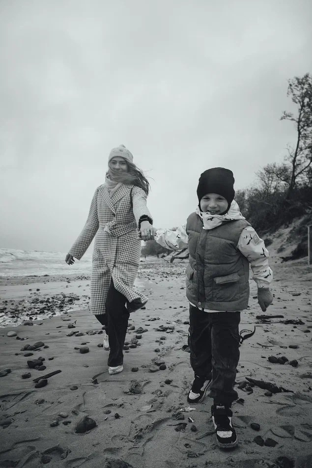 Семья в Зеленоградске / Шторм. Фотограф Калининград Илья Миллер