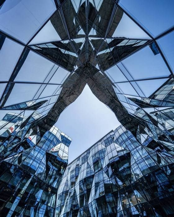 Локация в бизнес-центре — лифтовый холл и коридоры