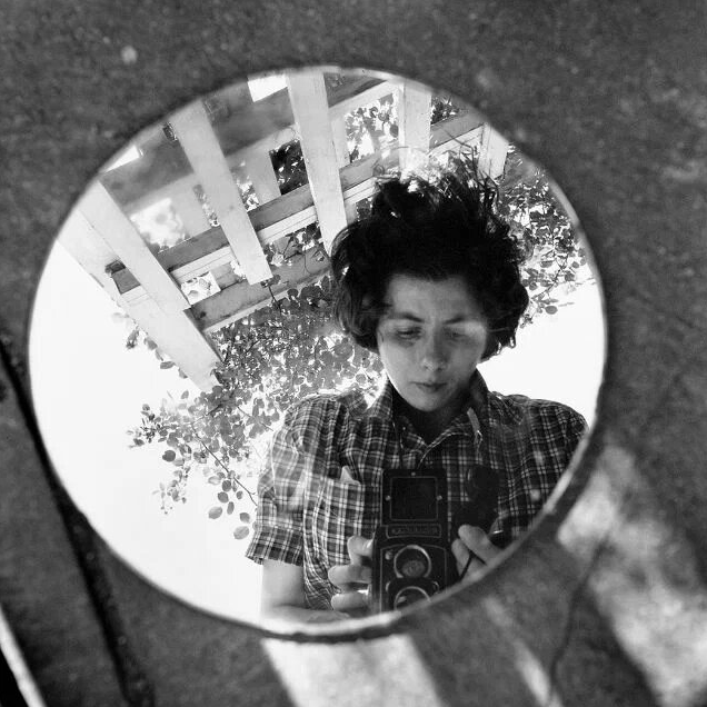 Вивиан Майер (1926-2009) — американская фотохудожница, работавшая в жанре уличной фотографии. При жизни была неизвестна как фотограф, а её фотоархив был обнаружен случайно на распродаже. 