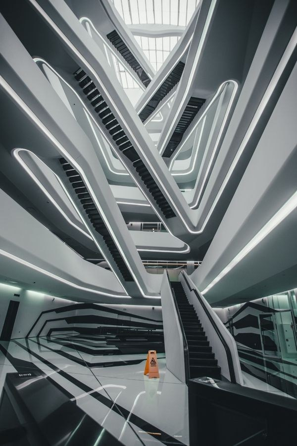 Локация в бизнес-центре — лифтовый холл и коридоры