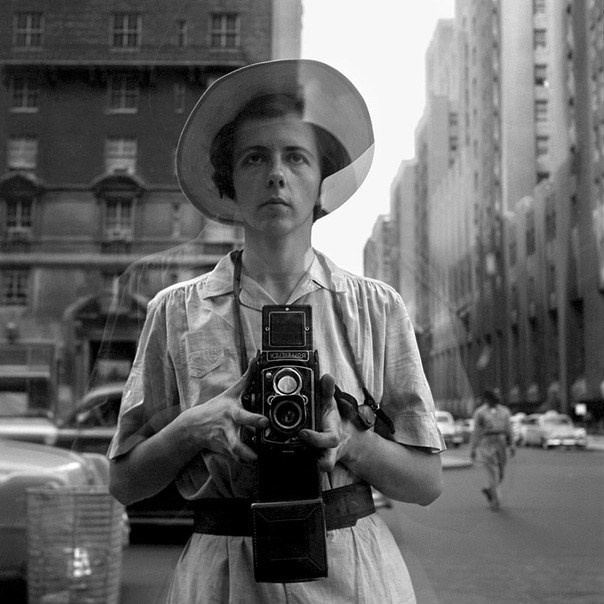 Вивиан Майер (1926-2009) Автопортреты — характерные особенности: отражения в витринах, тени, силуэты и размытые контуры. Лицо художницы часто растворяется в световых бликах, скрывается за камерой или искажается стеклом.