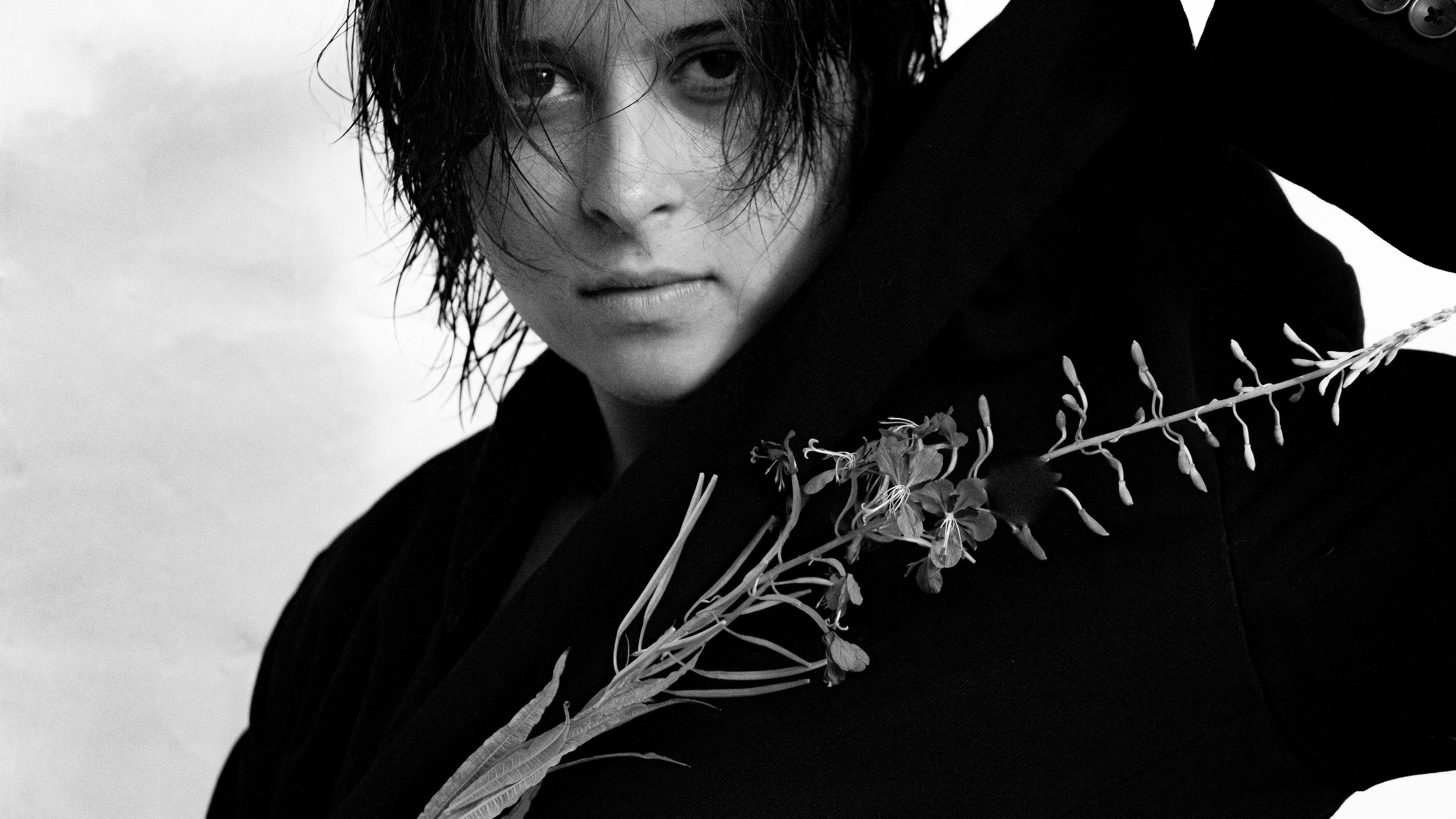 «Творческая студийная фотосессия для создания выразительных образов»